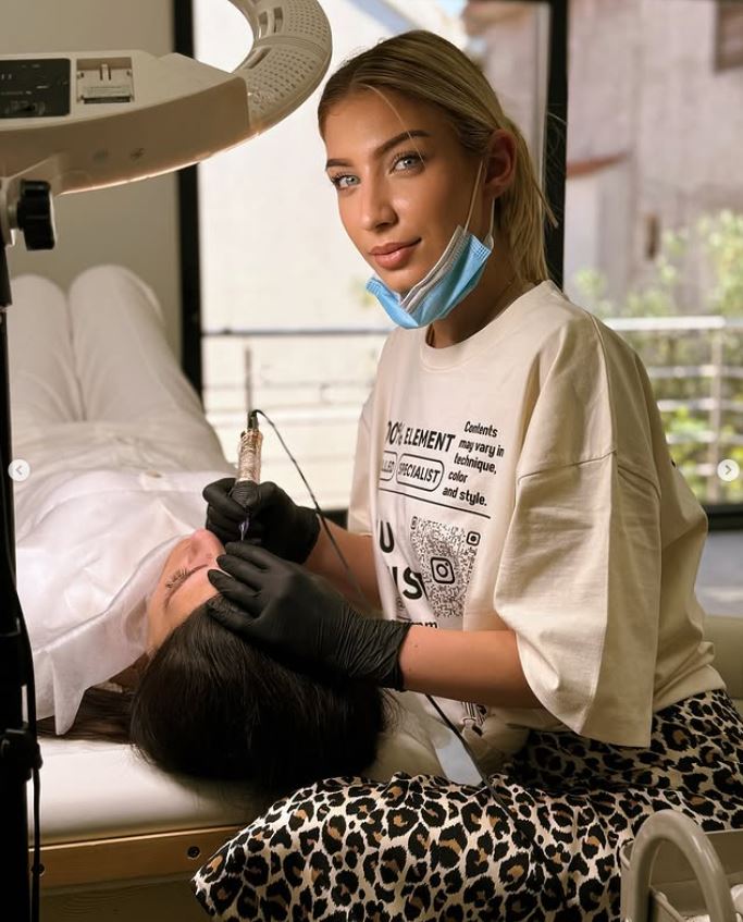 Portret u zlatnom satu s glam šminkom