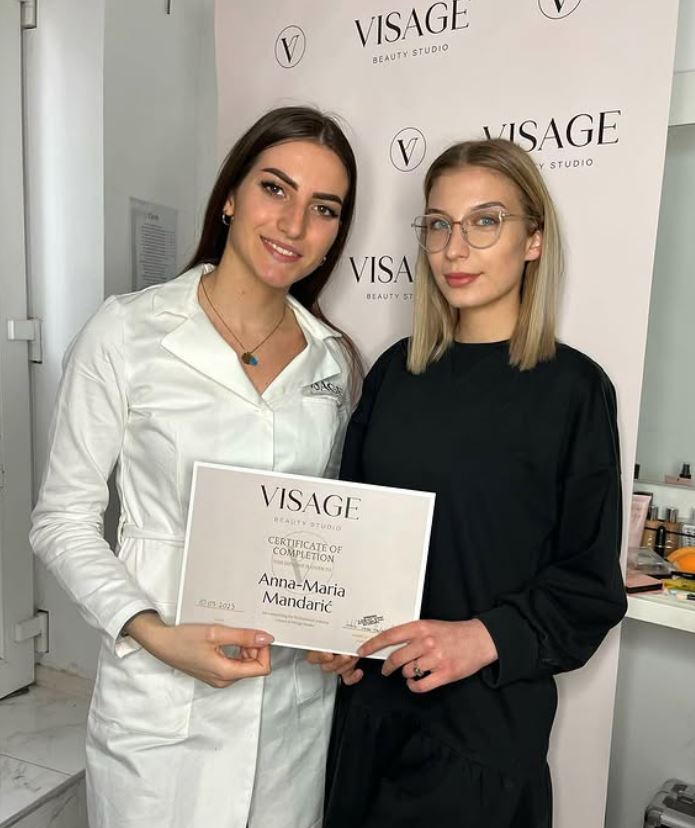 Editorijalni cat-eye make up